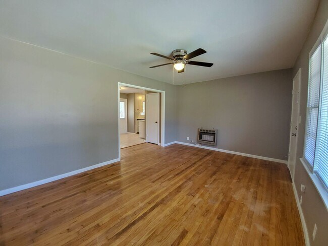 Foto del edificio - 2 bedroom 1 bath bungalow in Shawnee.