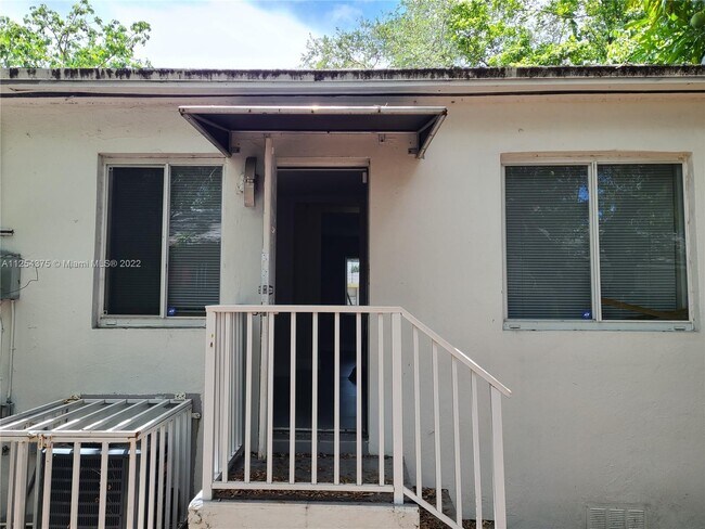 Building Photo - 5555 NE Miami Pl