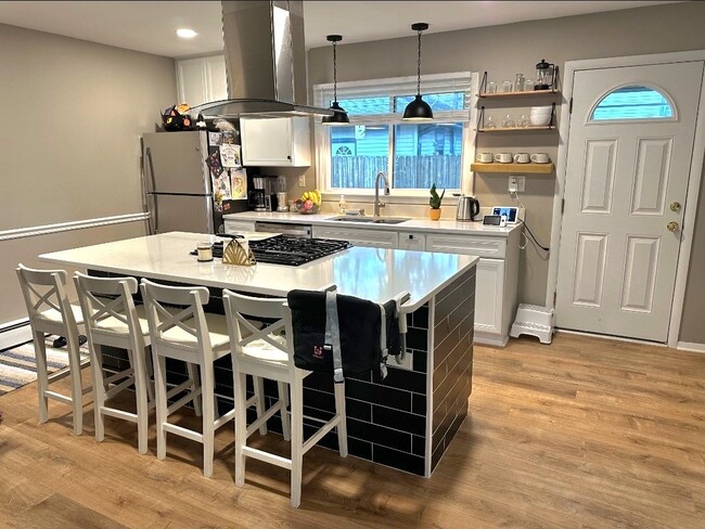 Building Photo - 519 Oakwood Dr