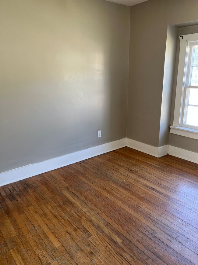 Building Photo - $1025 - 3 bed 1 bath - Single Family Home