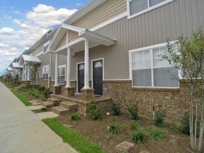 Building Photo - University Green 3 Bedroom 3 Bath Townhome