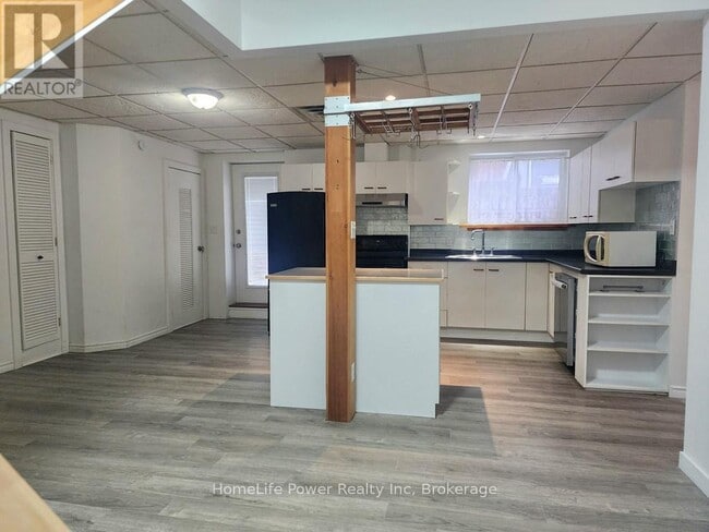 Building Photo - 110 Surrey St E