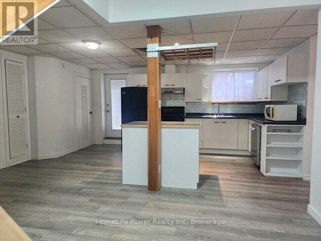 Photo du bâtiment - 110 Surrey St E