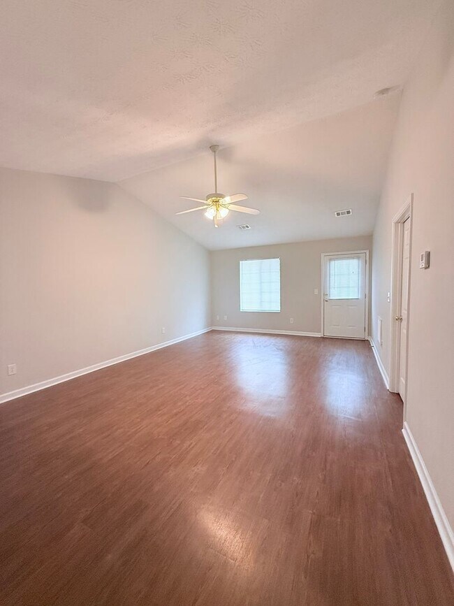 Foto del edificio - 2-bedroom ranch style home with garage parking!