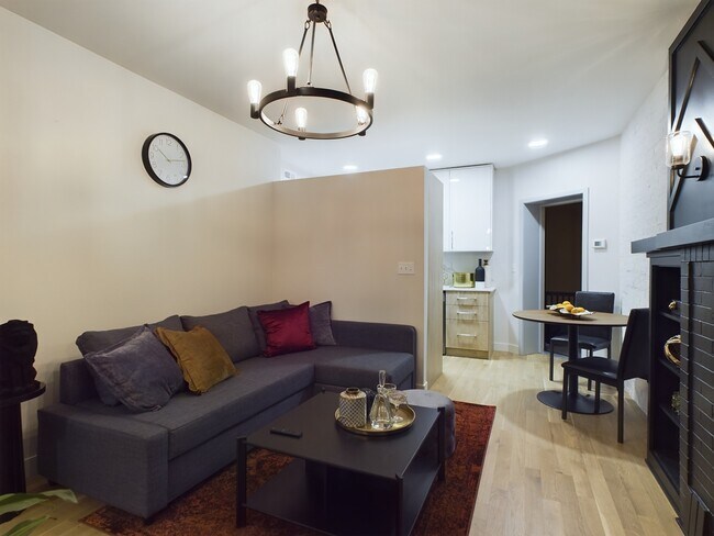 Foto del edificio - 2437 W Walton St