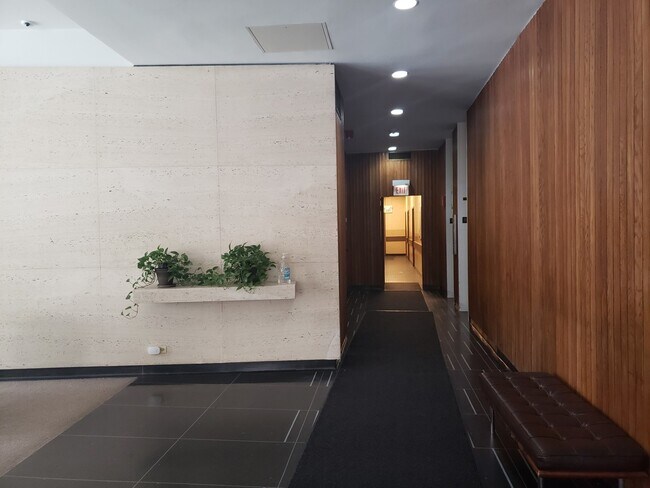 Foto del edificio - 360 W Wellington Ave