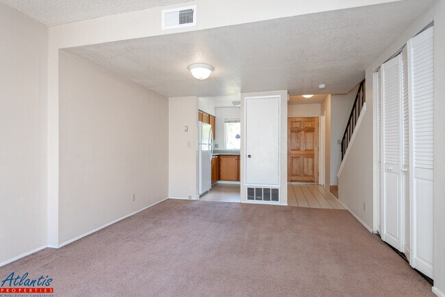 Foto del edificio - Spacious Evergreen Townhouse | New Interio...