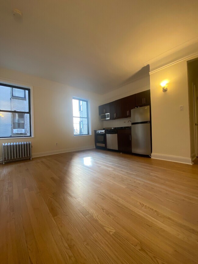 Common Area - 208 W 11th St