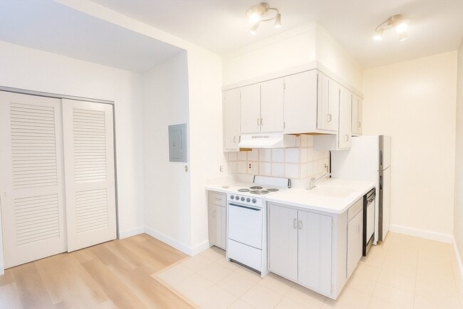 Building Photo - 140 Chestnut St