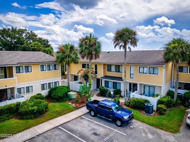 Foto del edificio - 7972 Los Robles Ct