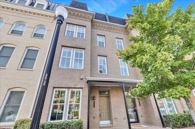 Building Photo - 4 bed 4.5 bath Townhouse