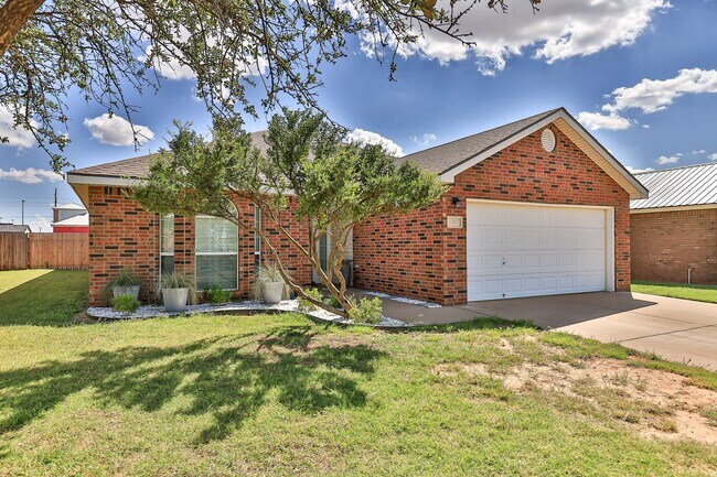 Building Photo - Large 3 Bedroom plus office with Move in S...