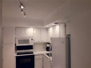 Building Photo - 3000 N Palm Aire Dr