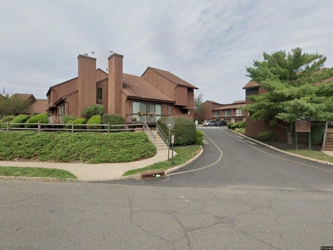 Building Photo - 2 Bedroom  2.5 Bath Townhome in Hillsborough