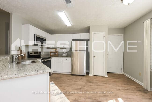 Building Photo - 1841 Killarney Dr SW