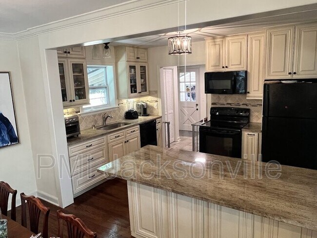 Foto del edificio - 820 Inwood Terrace