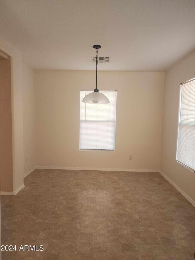 Foto del edificio - 43811 W Elizabeth Ave
