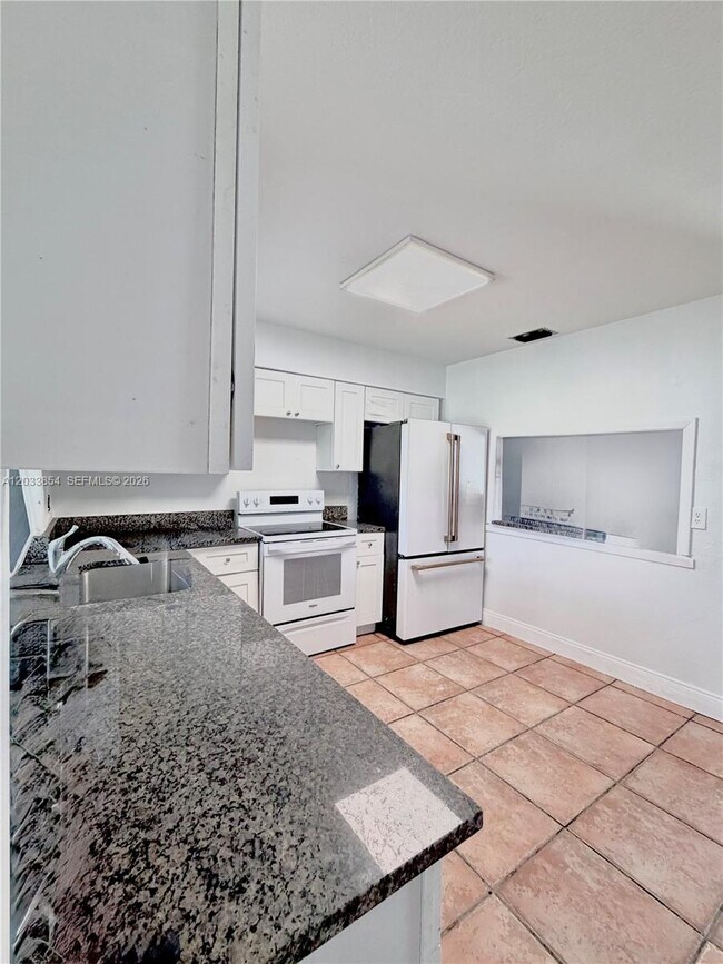 Building Photo - 4540 SW 43rd Ave
