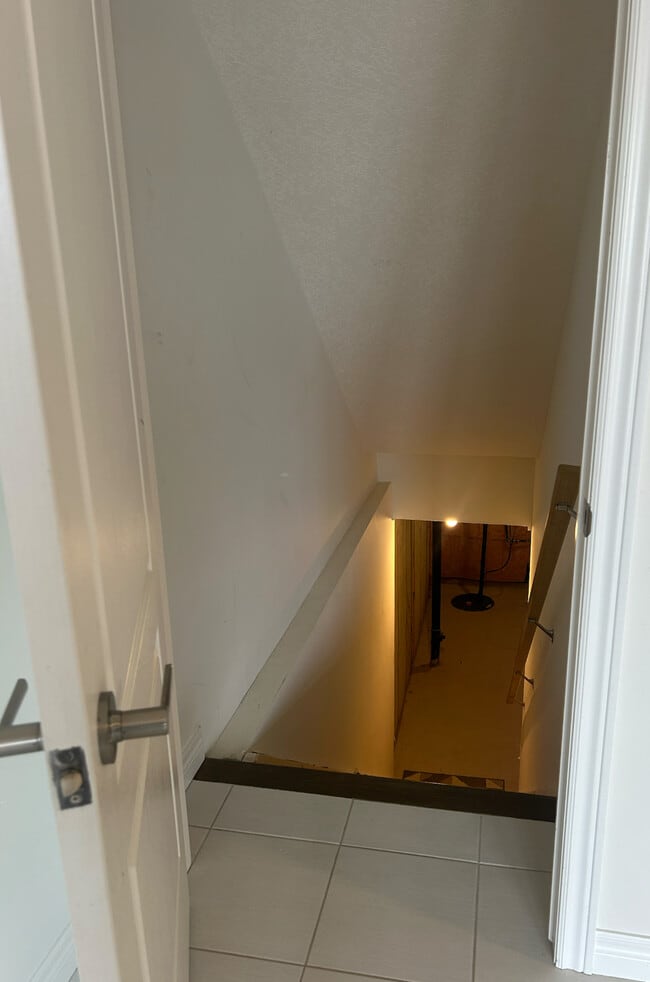 Photo du bâtiment - 3 BED - 2.5 BATH - STACKED TOWNHOUSE - HAMILTON