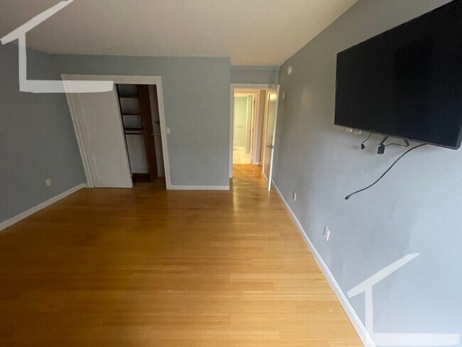 Building Photo - 57 Broadlawn Park