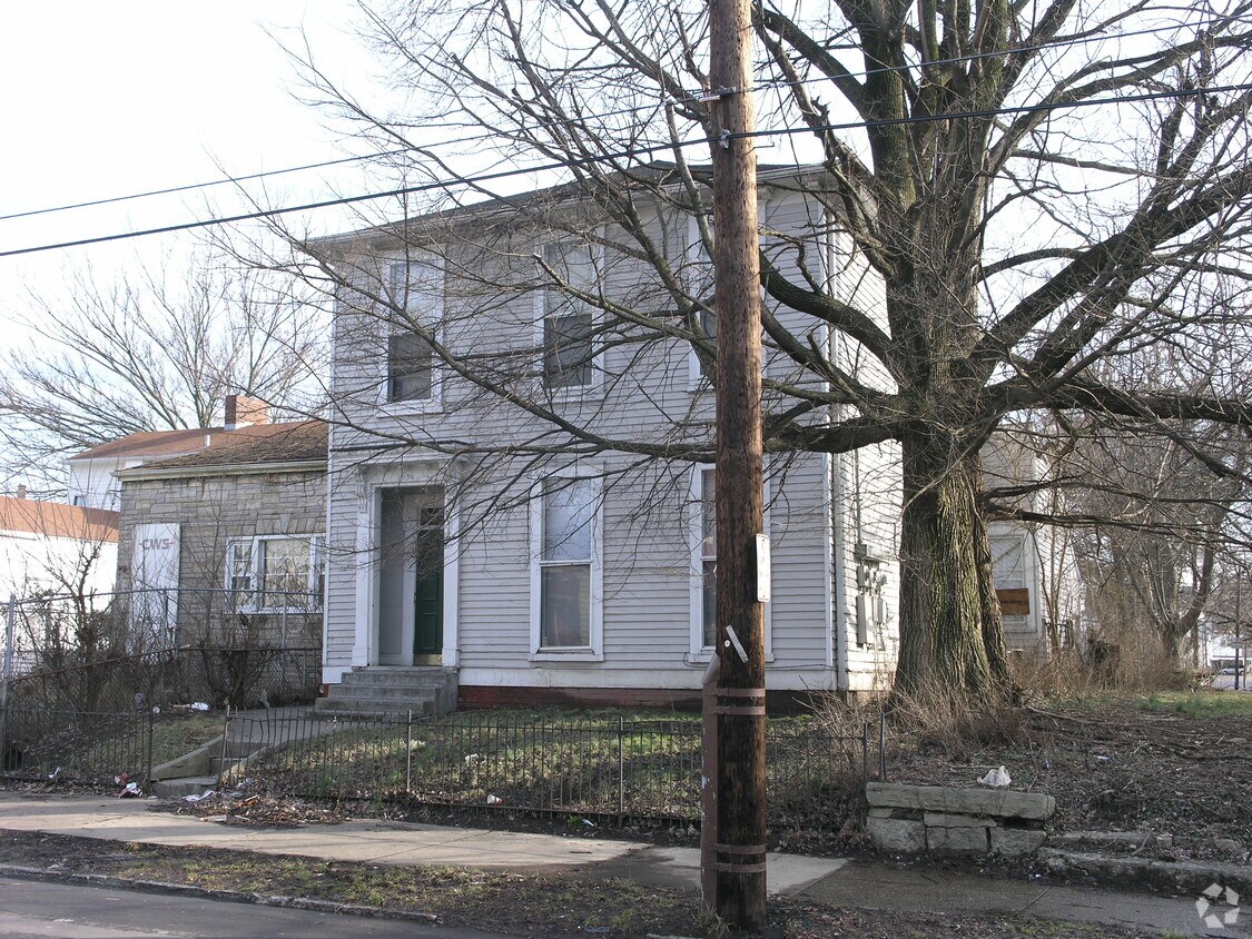 Building Photo - Chestnut Manor