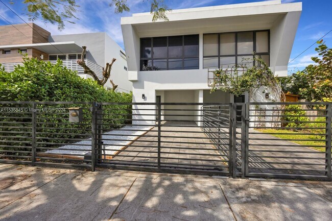 Building Photo - 3152 Hibiscus St