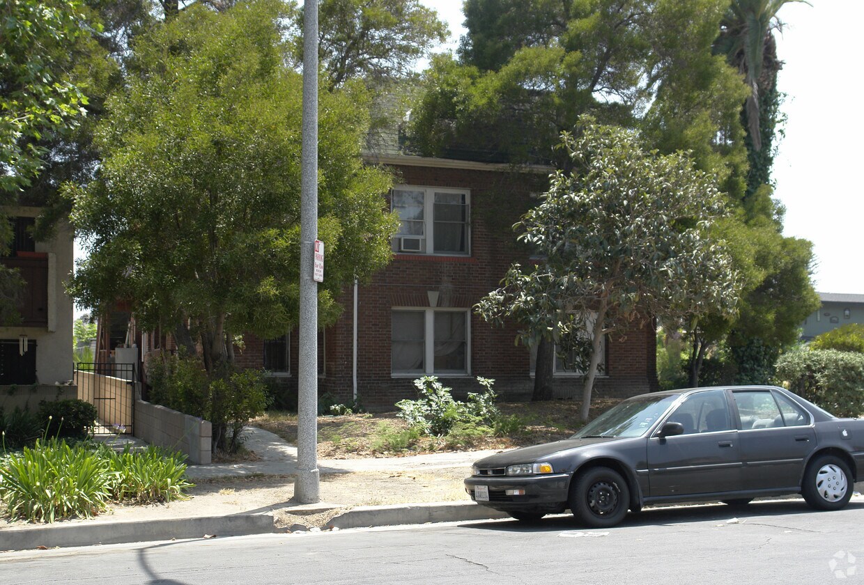 Building Photo - 370 N Wilton Pl