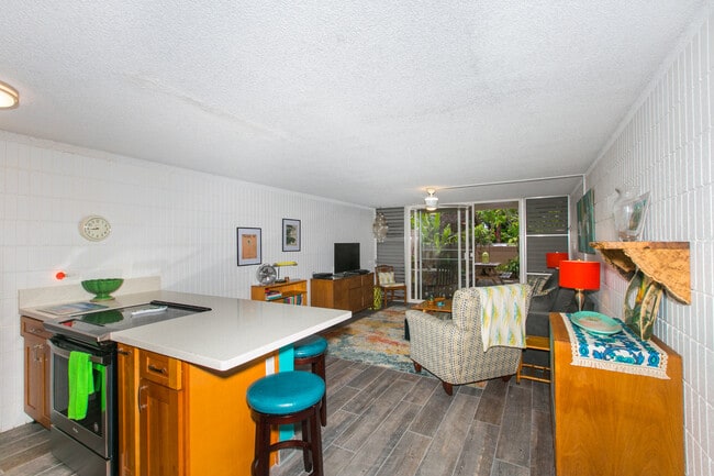 Building Photo - GROUND FLOOR FURNISHED 1/1 CONDO, 1 parking Avail 01.28.26