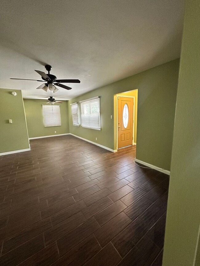 Foto del edificio - 3 bed with 1 bath - ALL TILE through out home