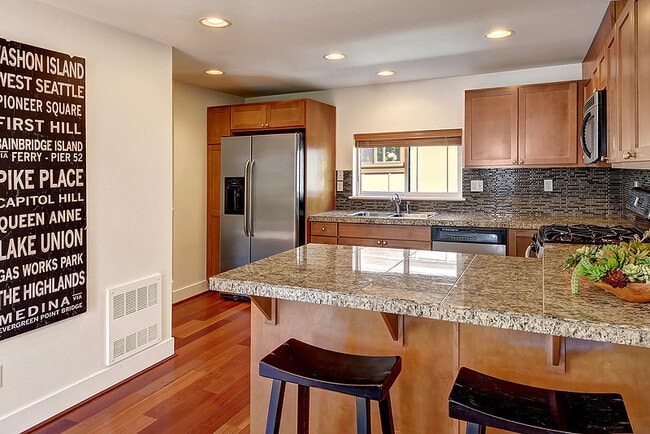 Building Photo - Gorgeous Townhouse in Green-Lake Community