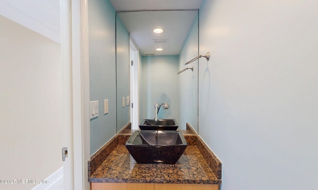 Building Photo - 2100 Ocean Dr S