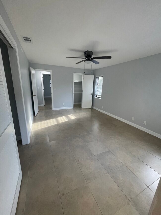 Dormitorio principal con 2 armarios - 2051 Cove Ln