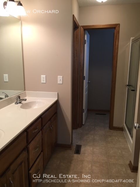 Building Photo - 801 SW Orchard Ct