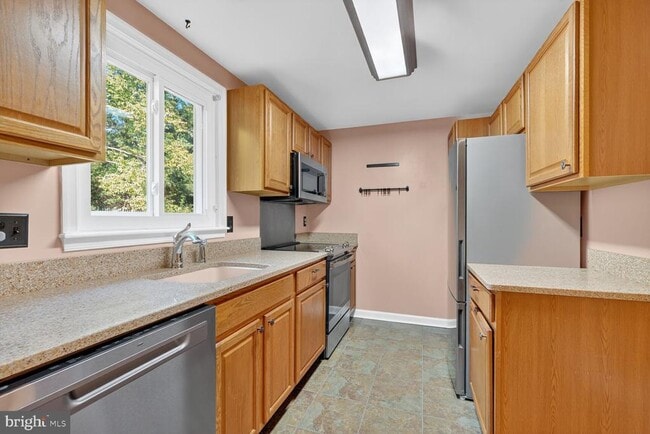 Building Photo - 5320 Larochelle Ct