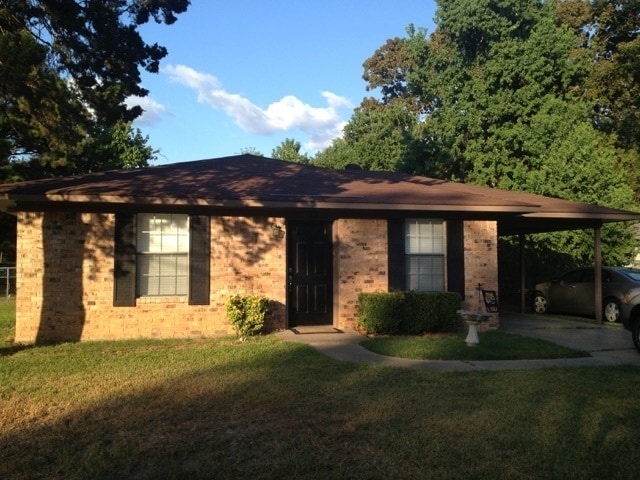 Primary Photo - Cute 2 br 1 ba home for lease on corner lo...