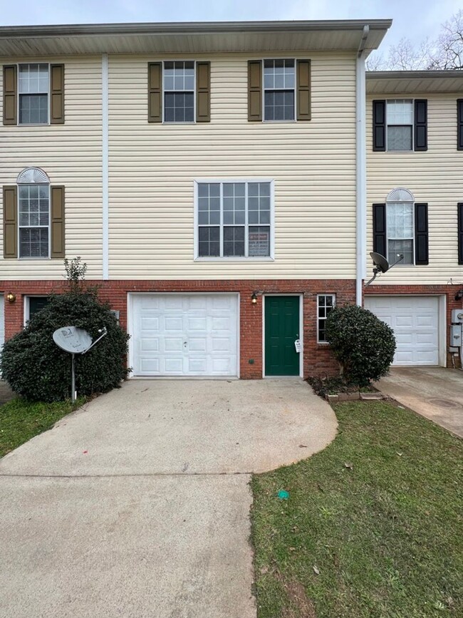 Building Photo - DEPOSIT PENDING! Townhome For Rent In Birm...