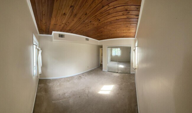 Large bedroom - 51 Skyhill Rd