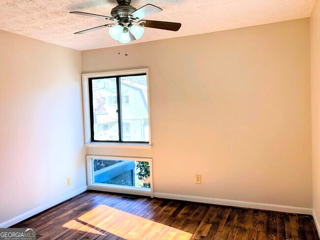Foto del edificio - 174 Woodstone Dr