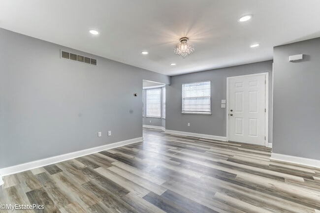 Building Photo - 43449 Arborway W Dr