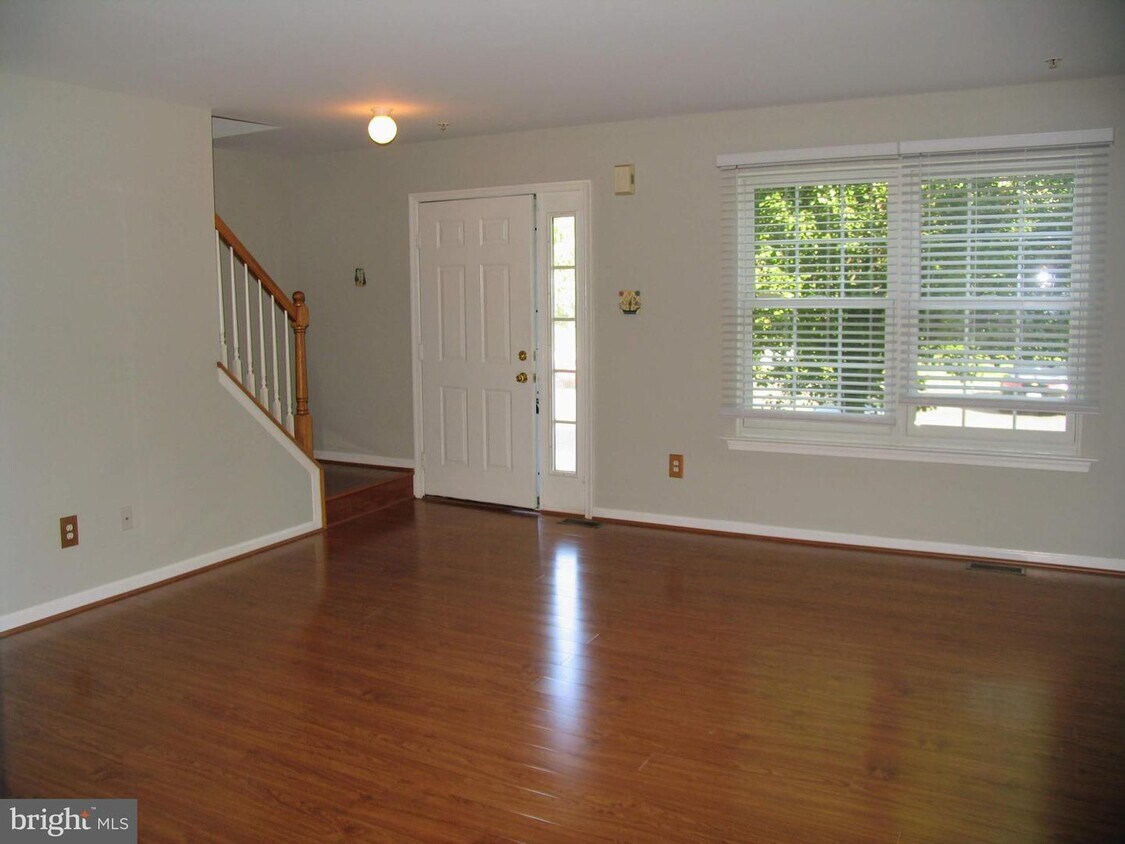 Primary Photo - 1001 Woodview Ct