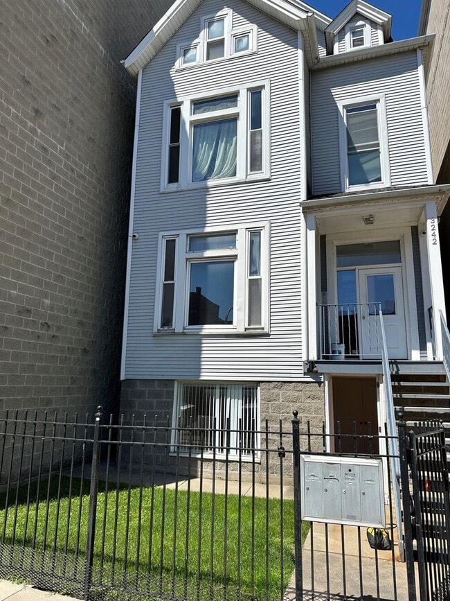 Building Photo - 3242 N Sheffield Ave