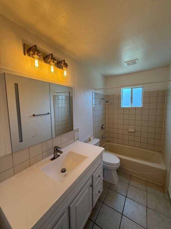 Building Photo - Updated interior