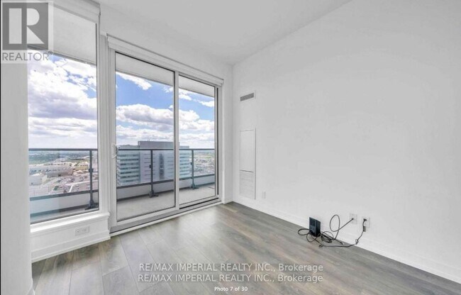 Photo du bâtiment - 5 Buttermill Ave.