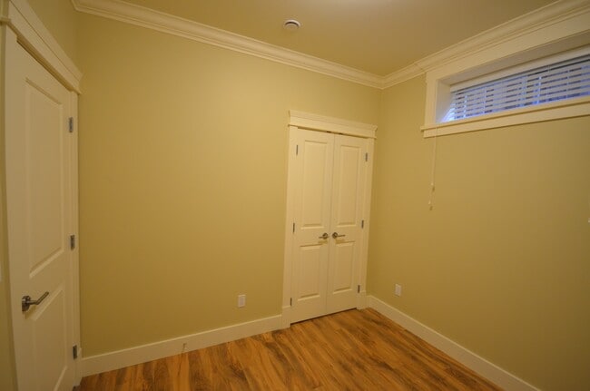 Building Photo - 860 W 63rd Ave