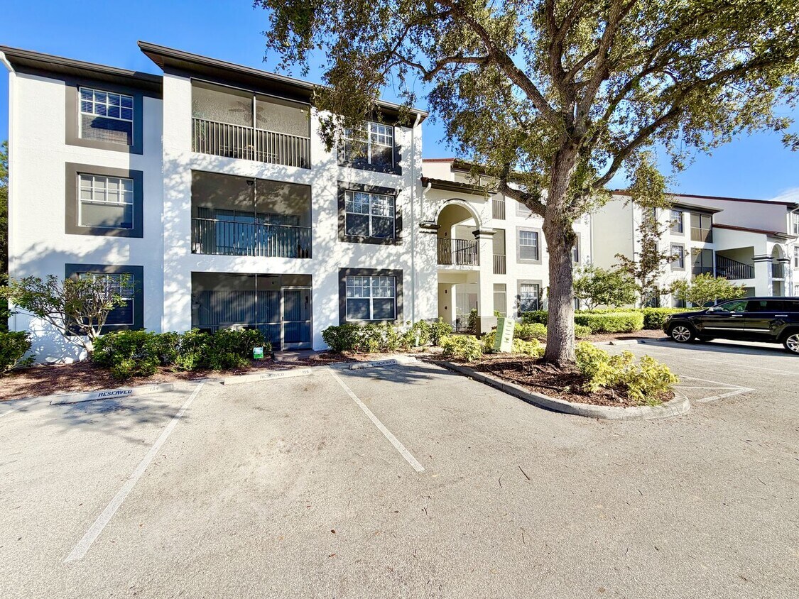 Foto principal - ** FAIRWAY PRESERVE ** 2 BED / 2 BATH COND...