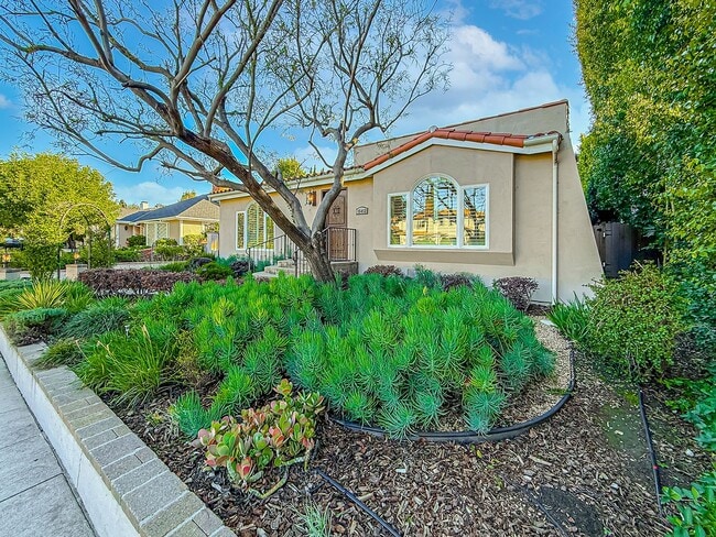 Building Photo - Upgraded Sherman Oaks 4+4 home - Ready for Move In!