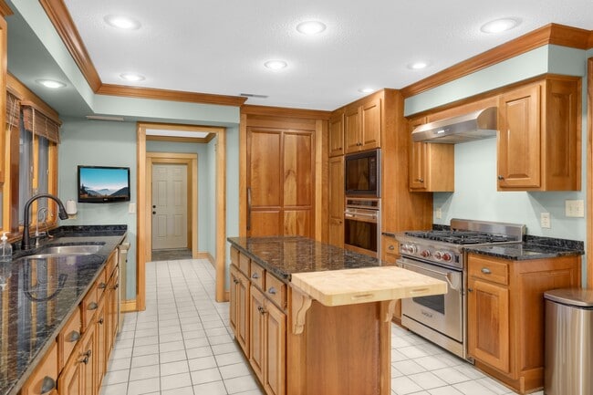 Kitchen island - 19 Point Rd