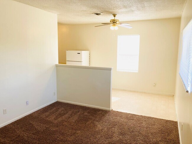 Building Photo - Cute and Cozy, Close to Fort Riley!
