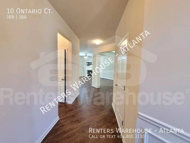 Building Photo - &quot;Modern Elegance, Spacious Living: Yo...