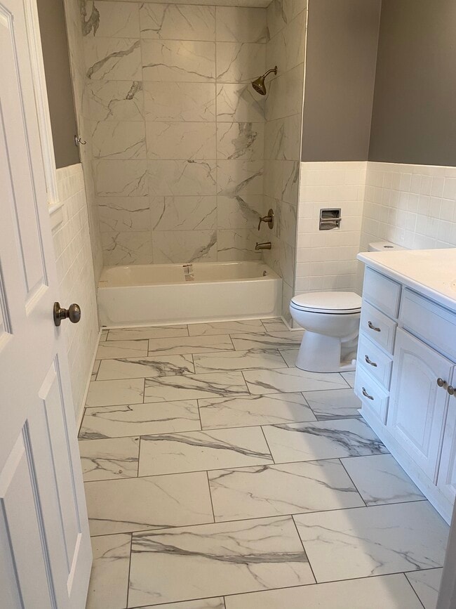 Master Bath - 715 N 61st Ter